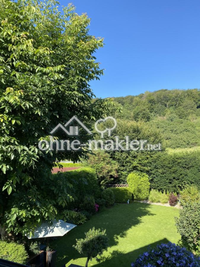 Blick vom Balkon in den Garten