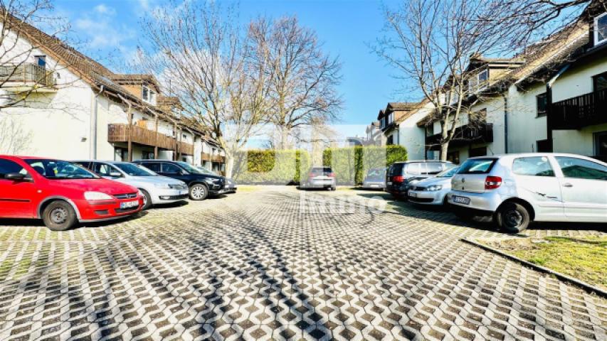 Parkflächen vor dem Gebäude