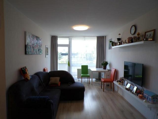 4a Wohnraum (Blick zum Balkon)