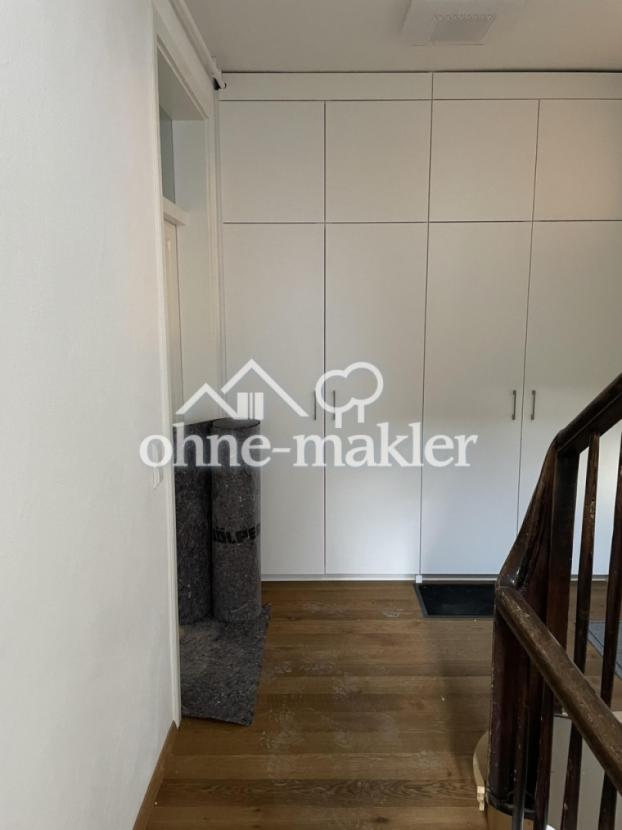 Eingangsbereich mit Einbauschr