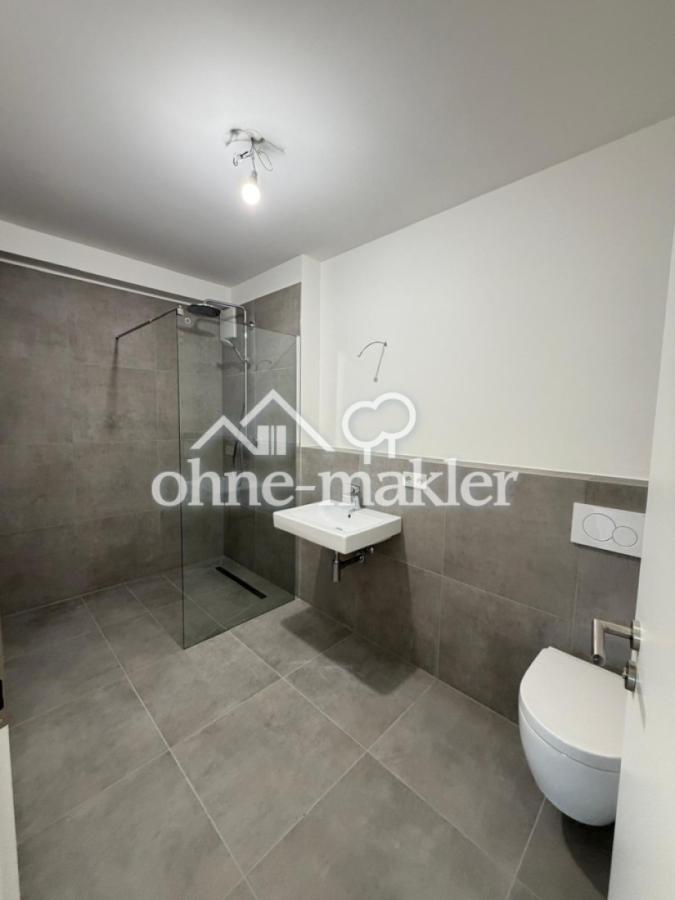 Badezimmer mit großer Dusche 