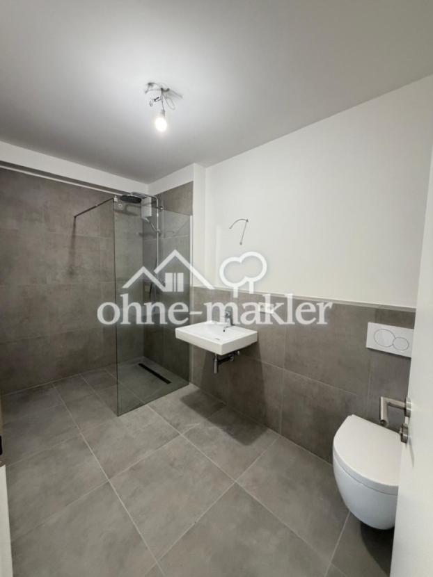 Badezimmer mit großer Dusche 