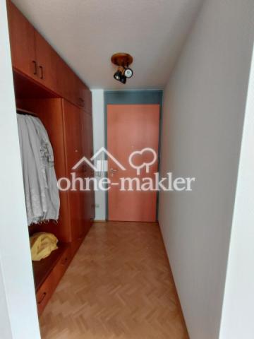 Eingang mit Gardrobenschrank