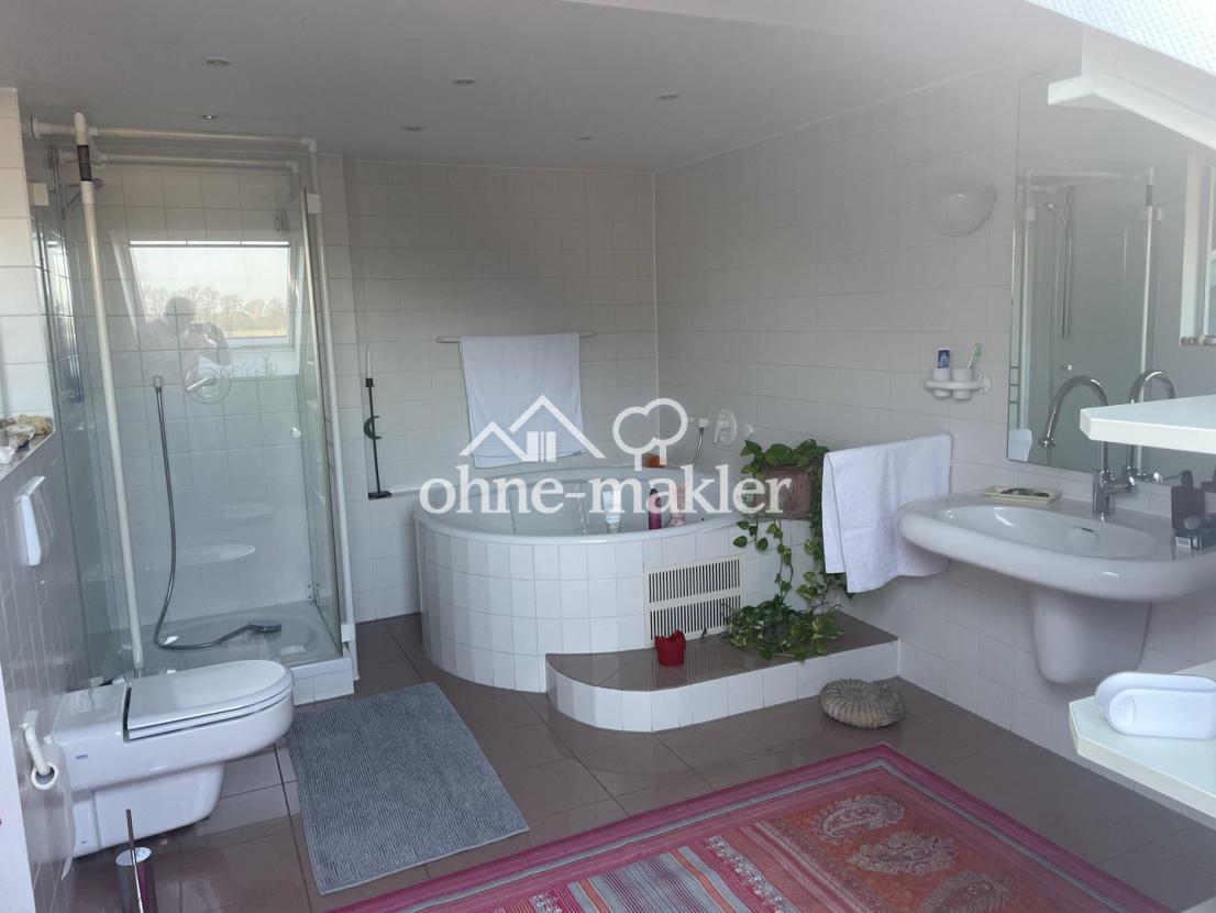 Bad mit Dusche und Badewanne