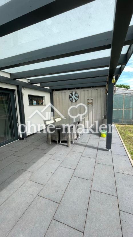 Terrasse mit Milchglas-Dach