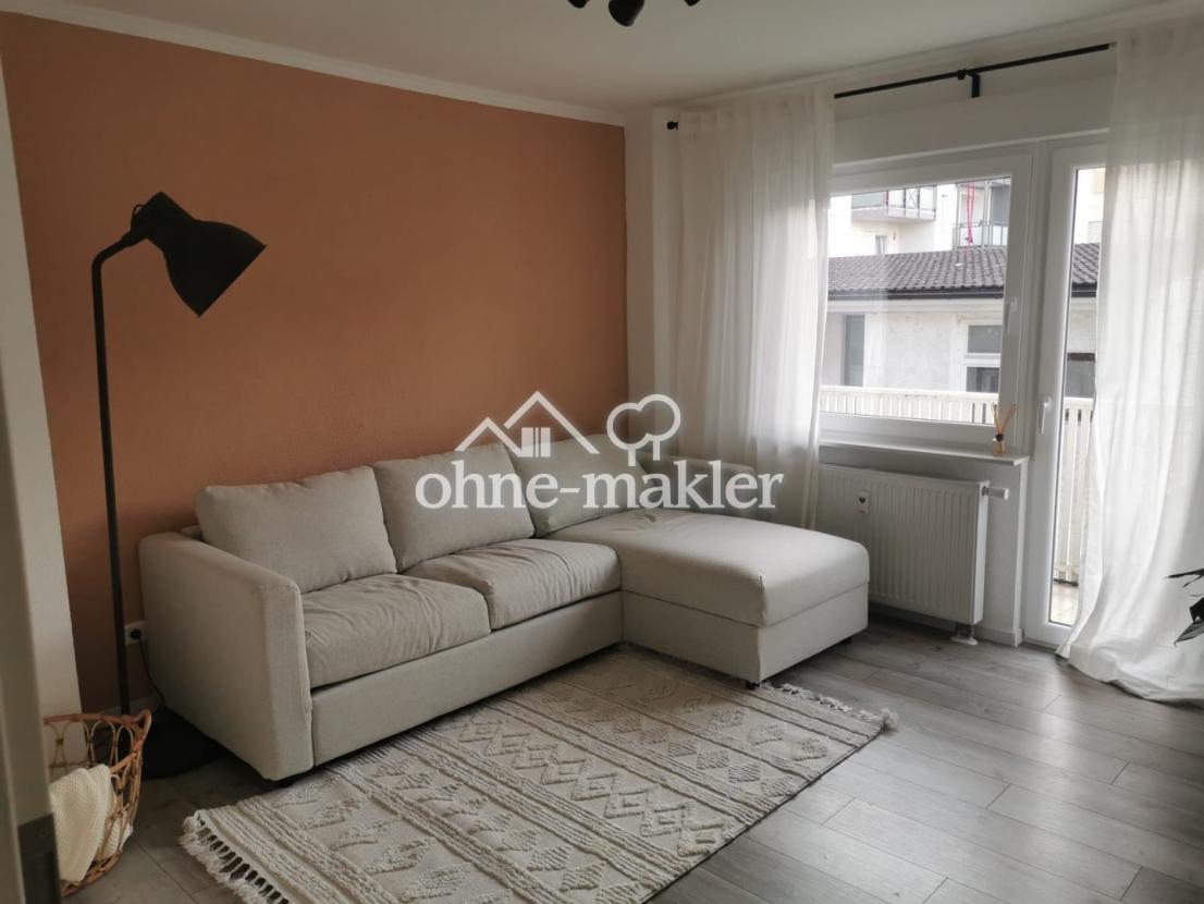 Wohnzimmer mit Balkon