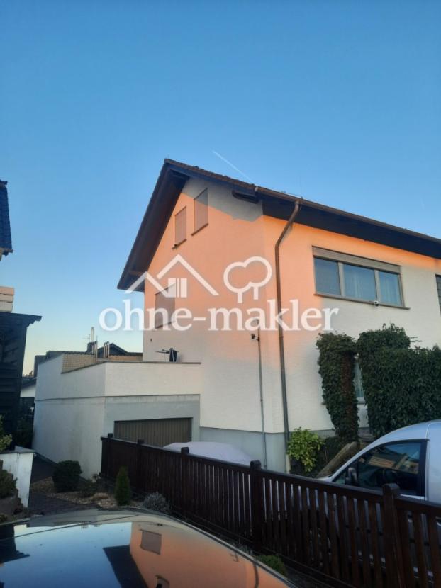 Westseit Doppelgarage und Pool