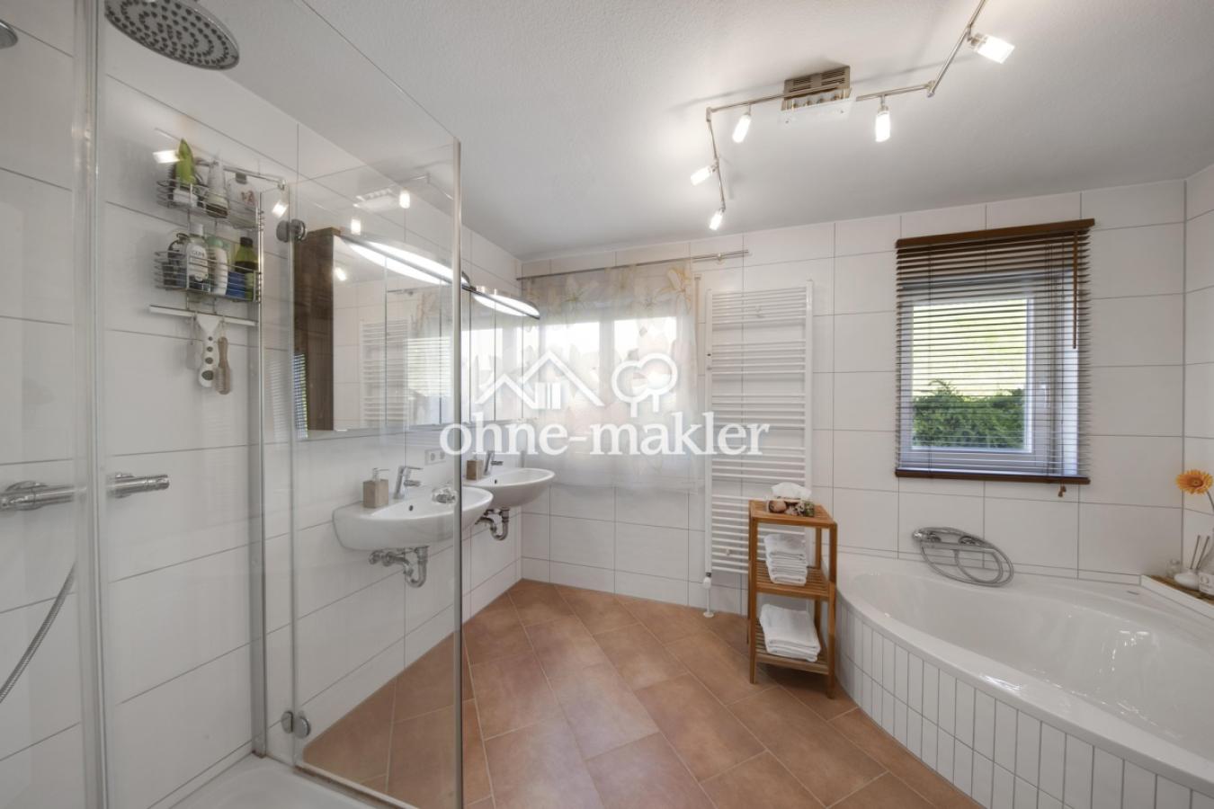 Bad mit Eckwanne und Dusche