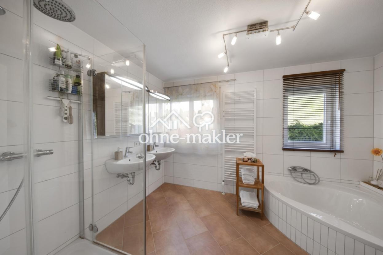 Bad mit Eckwanne und Dusche