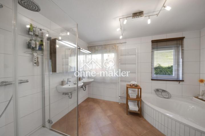 Bad mit Eckwanne und Dusche