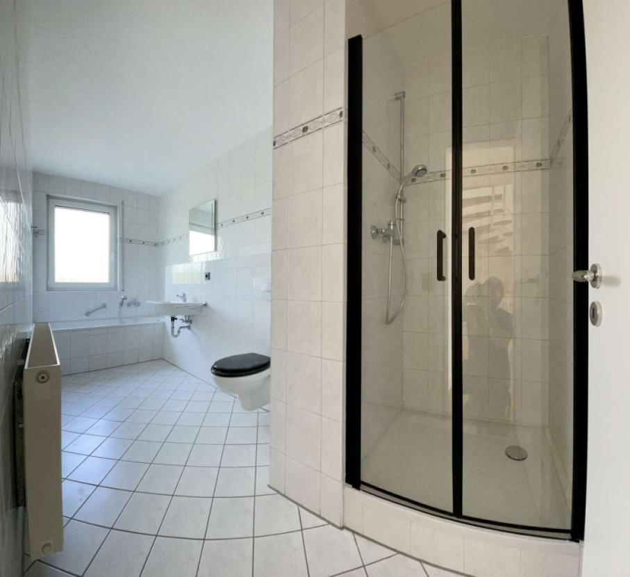 Bad mit Dusche und Wanne