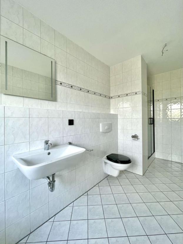 Bad mit Dusche und Wanne,