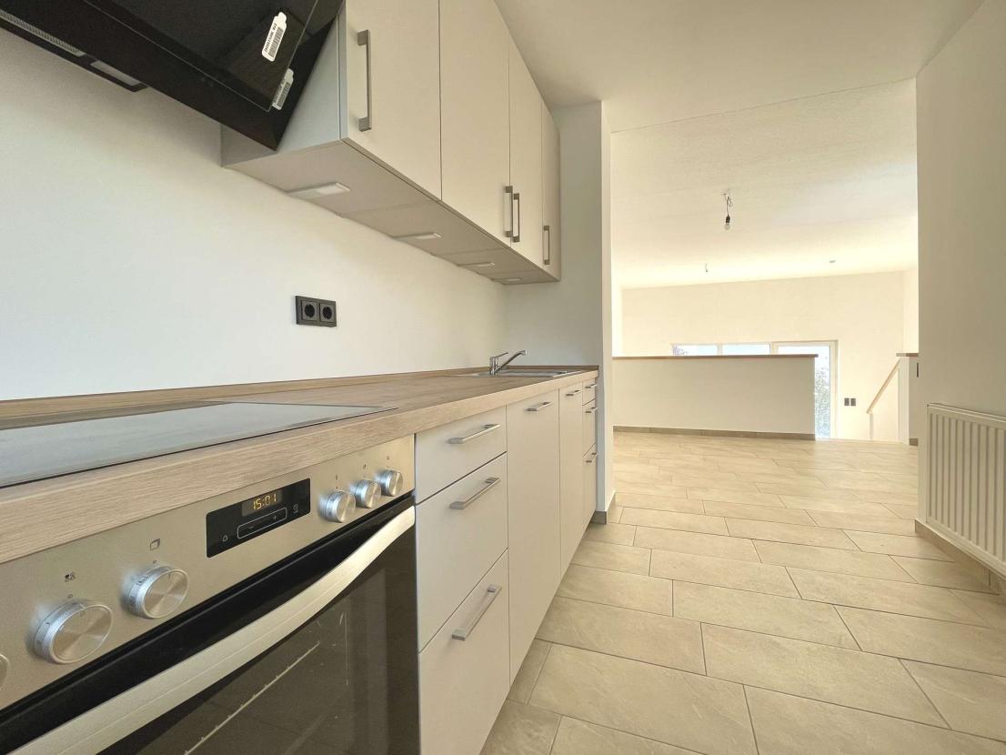 Küche, Blick zum Wohnzimmer (2)