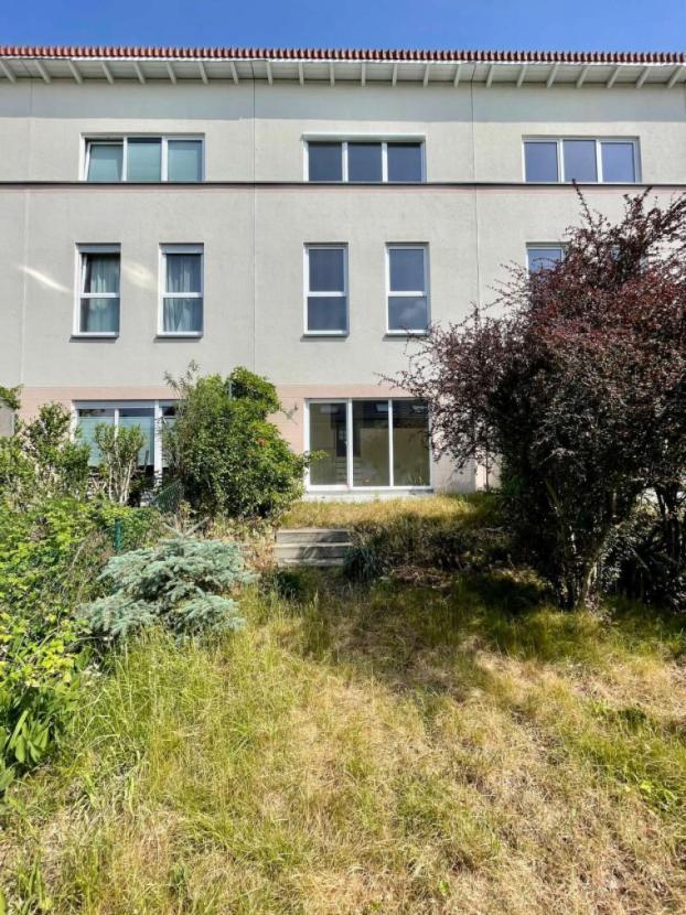 Terrasse mit Reihenhaus