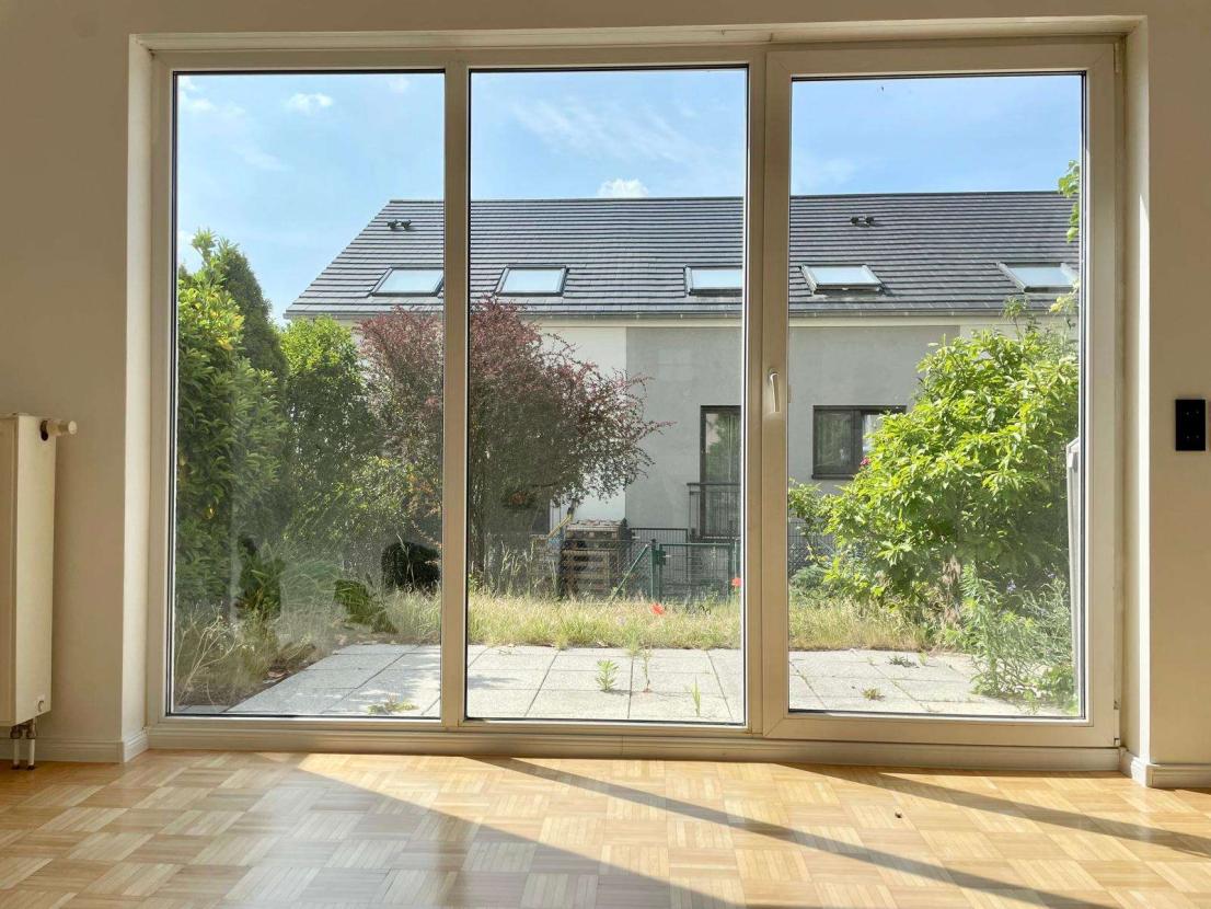 Wohnzimmer m. Blick auf Terrasse