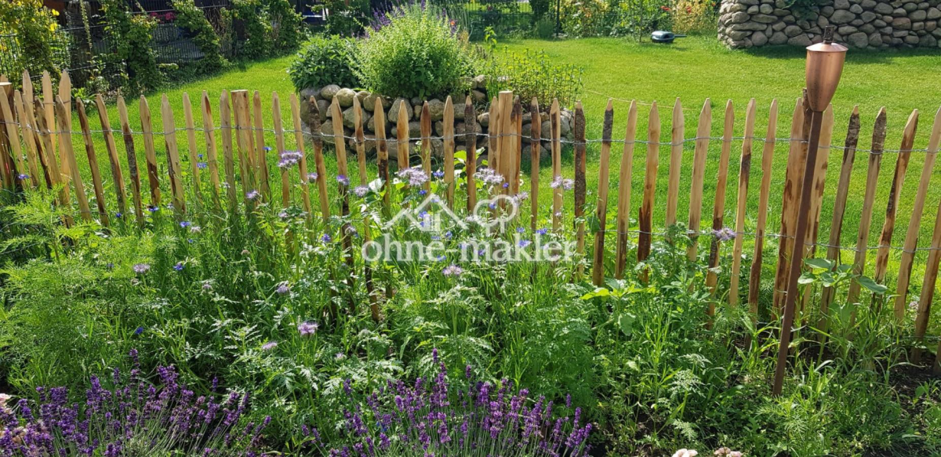 Garten mit Kräuterspirale