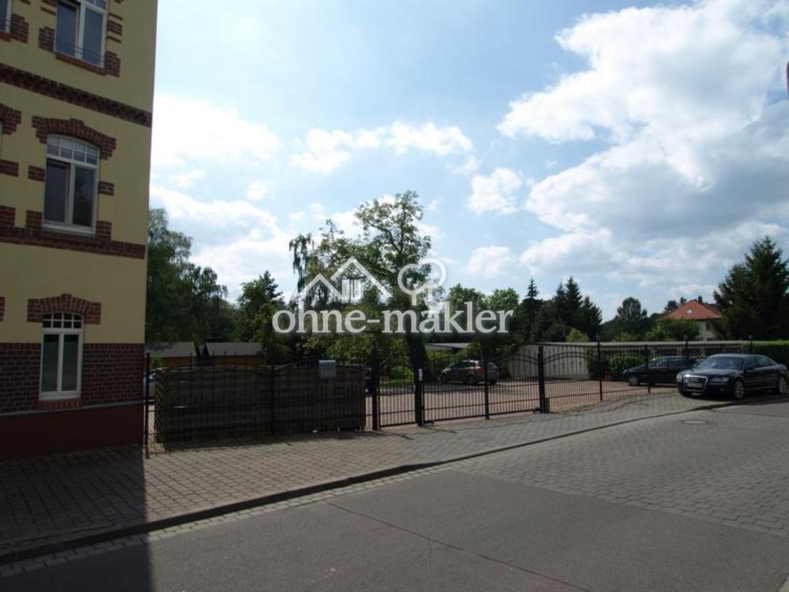 Einfahrt, Parkplätze el. Tor