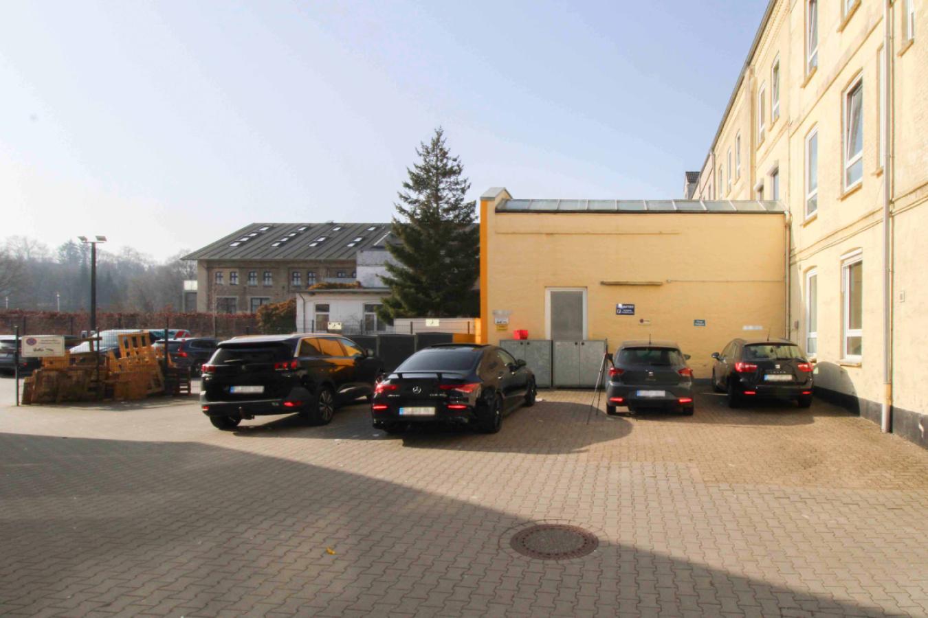 Parkplätze und Müllstation