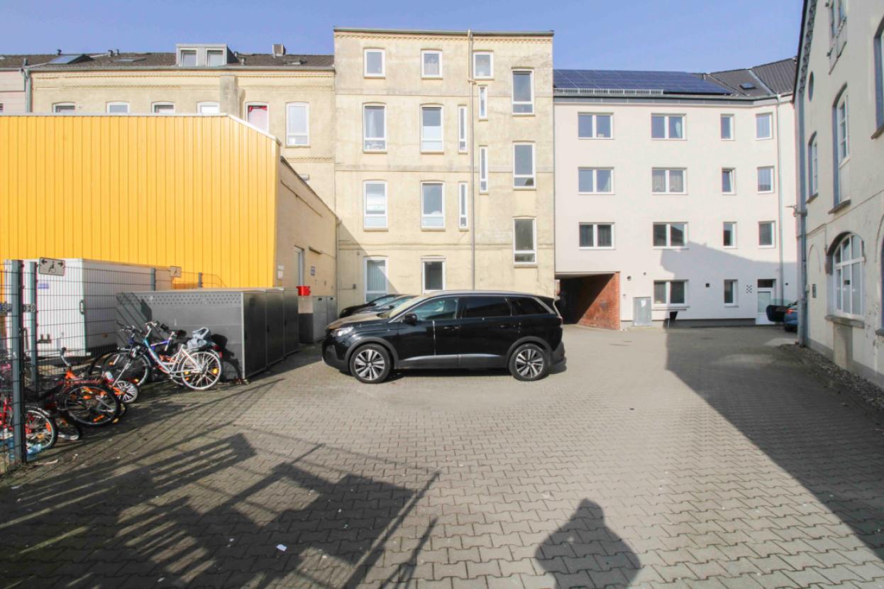 Rückwärtige Ansicht mit Parkplätzen