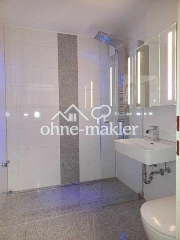 Bad mit ebenerdiger Dusche