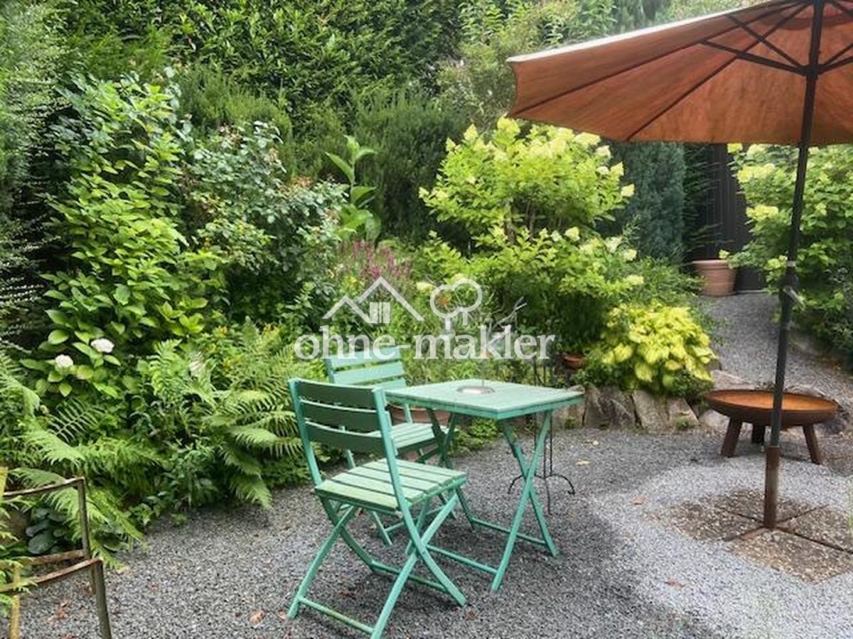 Garten mit Freisitz hinten