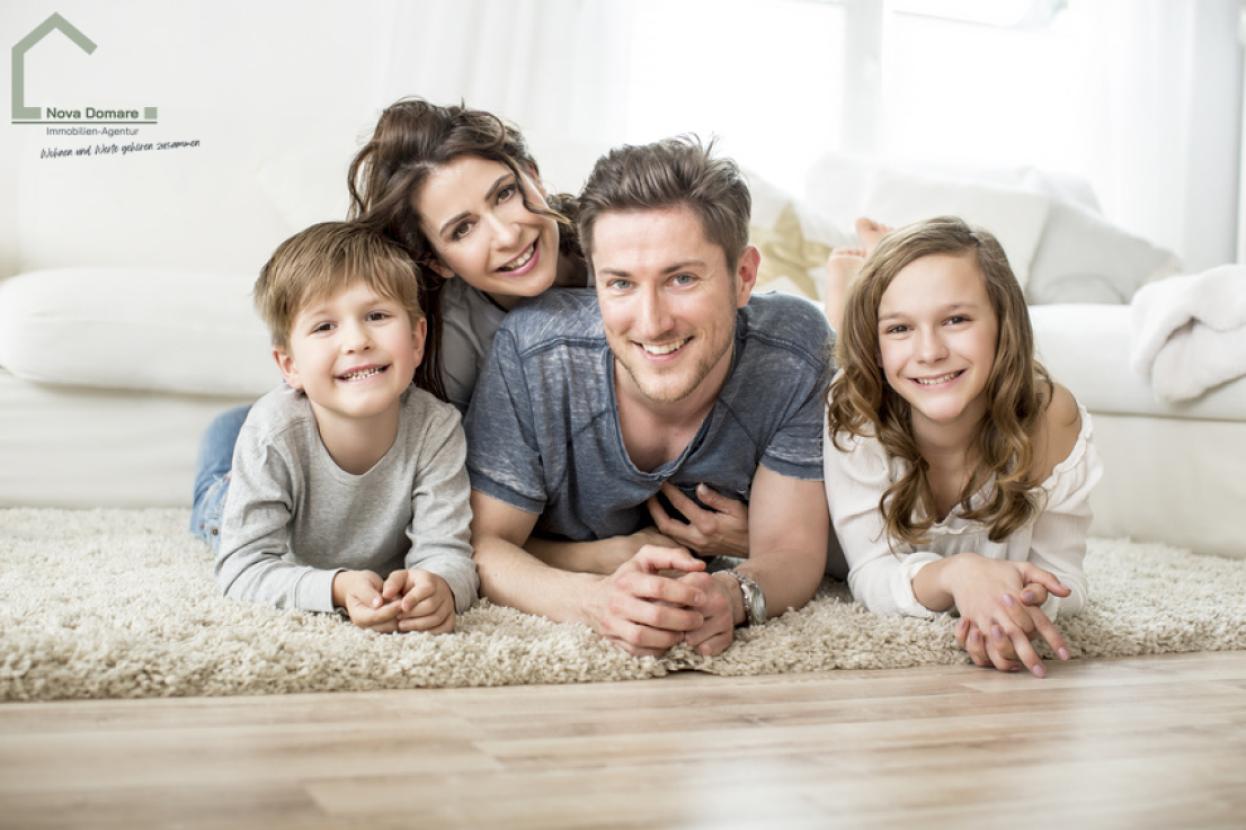 Glückliche Familie mit Kind