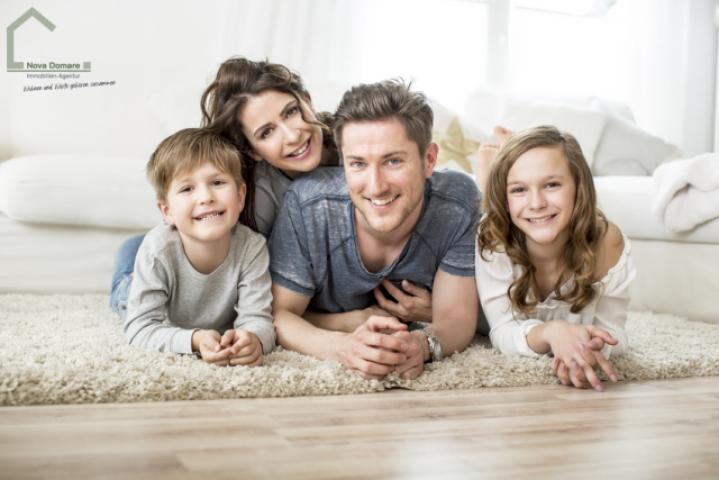 Glückliche Familie mit Kind