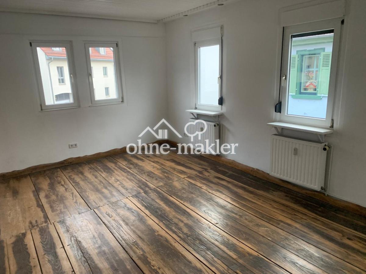 großes Zimmer mit alten Dielen