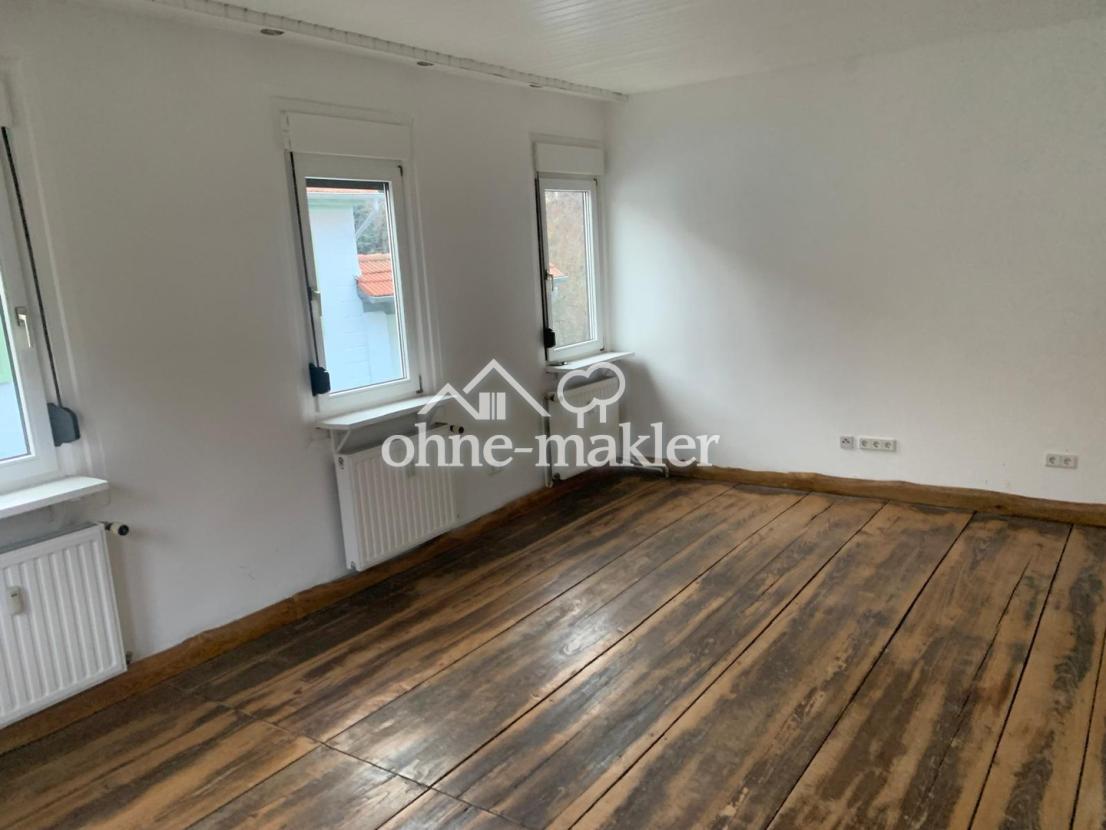 großes Zimmer mit alten Dielen