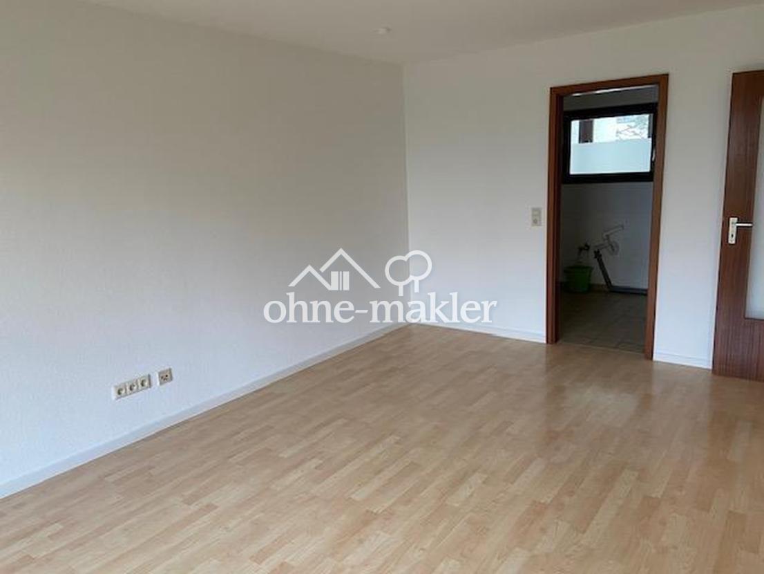 Wohnzimmer/Blick in Küche