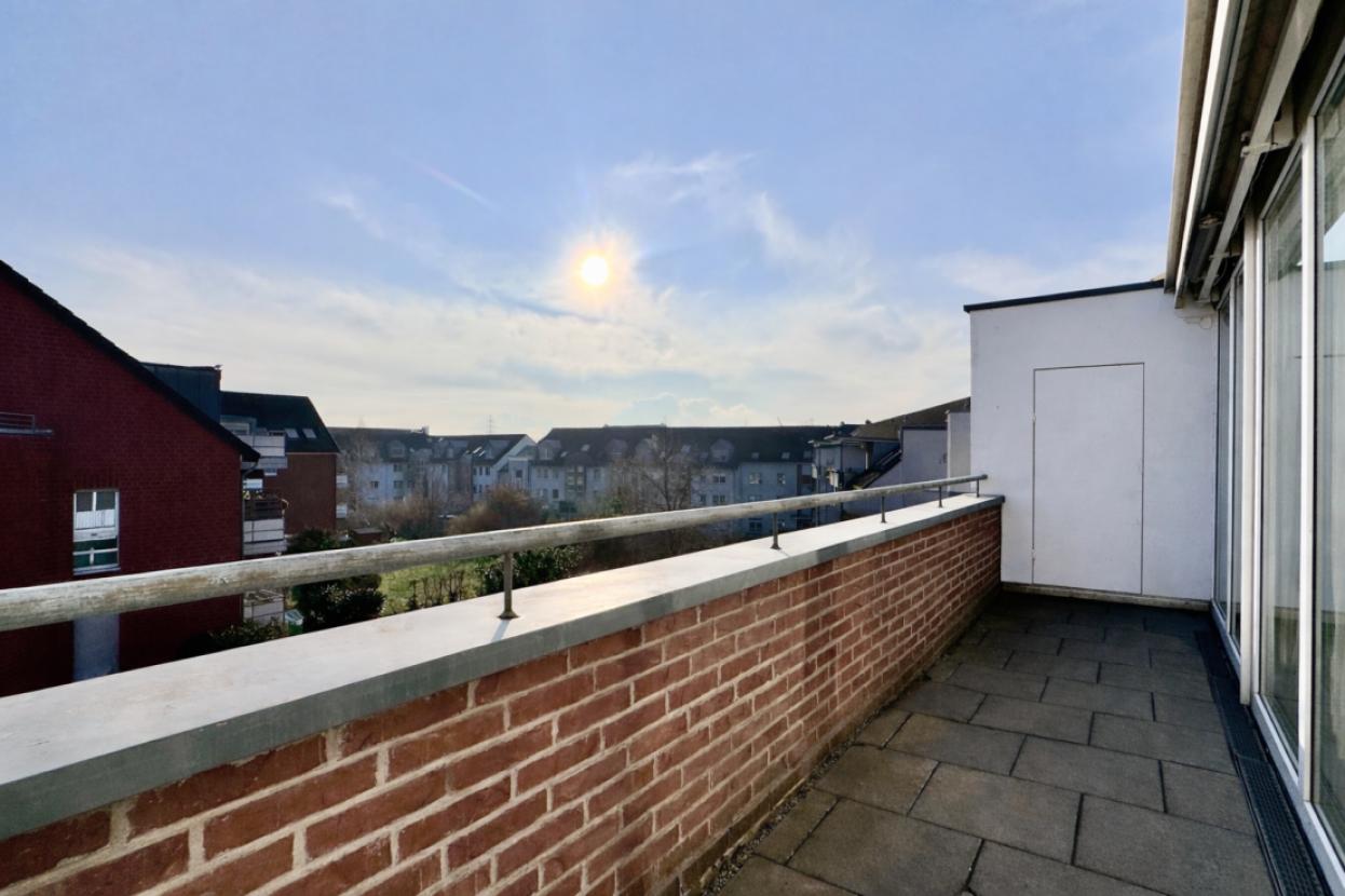Balkon mit sonnigem Ausblick