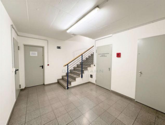 Treppe in den Keller - (KI generiert)