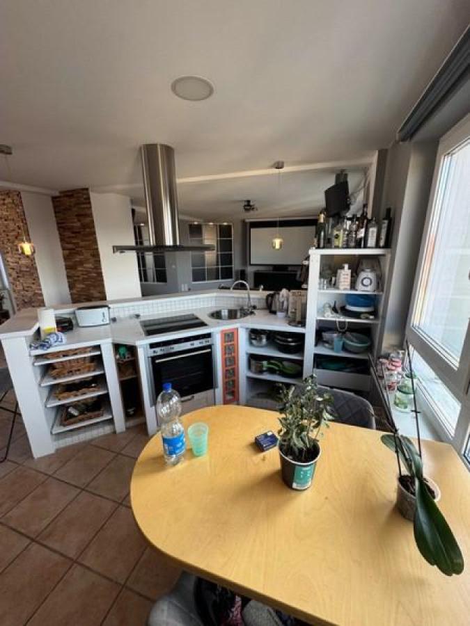 22 Wohnküche mit kleinem Essbereich