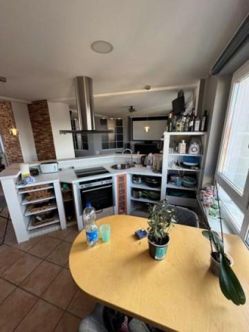 22 Wohnküche mit kleinem Essbereich