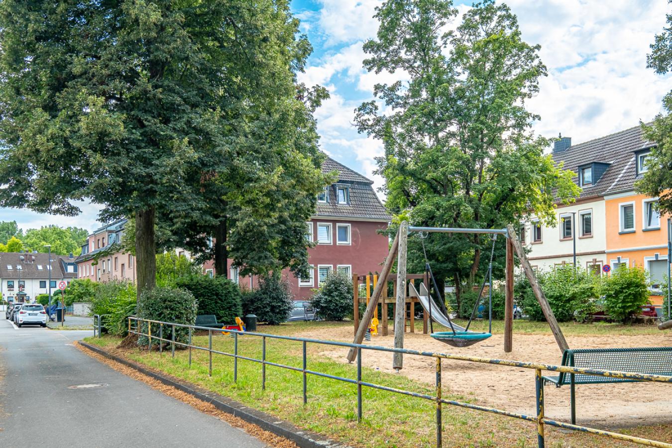 Kinderspielplatz direkt vor dem Haus