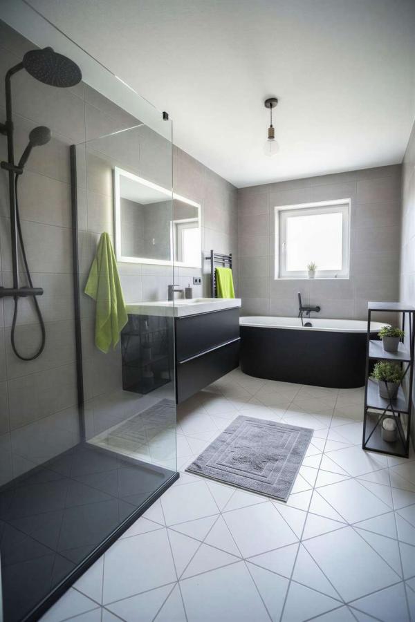 Badezimmer OG (1) - (KI generiert)