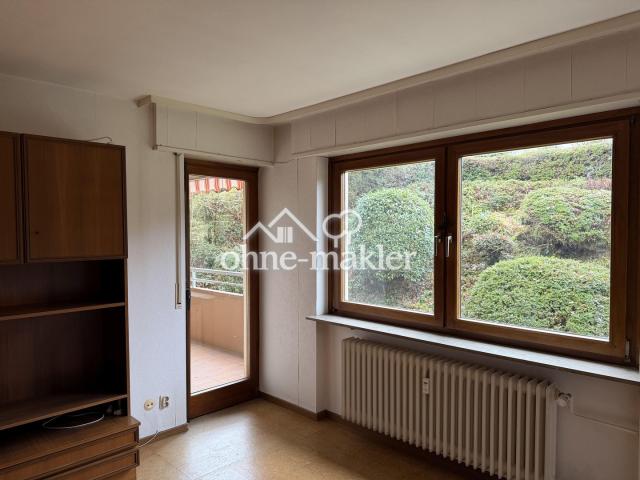 Wohnzimmer mit Blick  Balkon