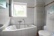 Ansicht Bad mit Wanne und Dusche