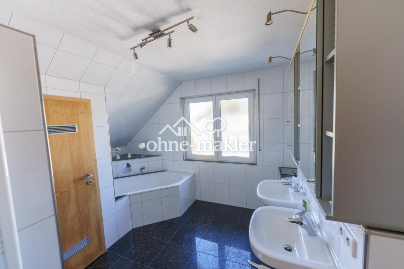 Hauptbad mit Dusche und Wanne