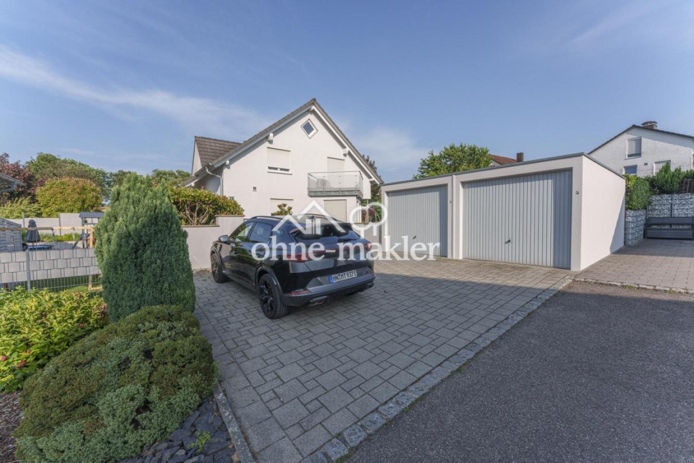 Doppelgarage mit Stellplätzen