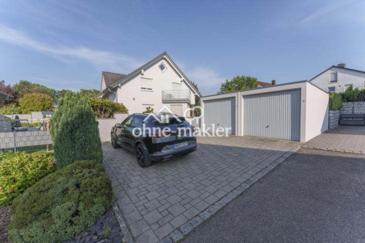 Doppelgarage mit Stellplätzen