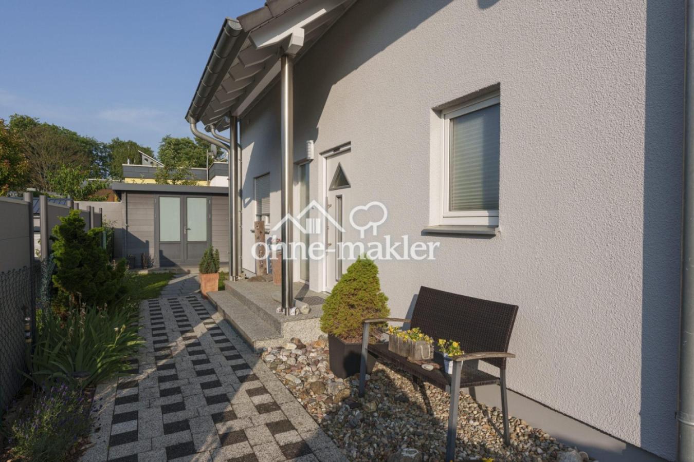 Eingang und Gerätehaus