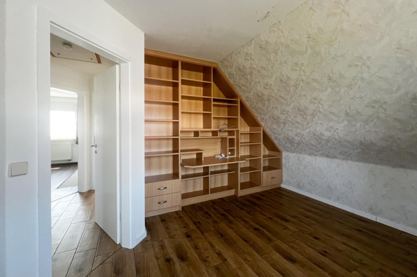Schlafzimmer mit Arbeitsbereich