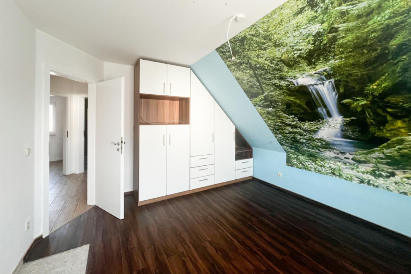 Wasserfallzimmer mit Einbauschrank