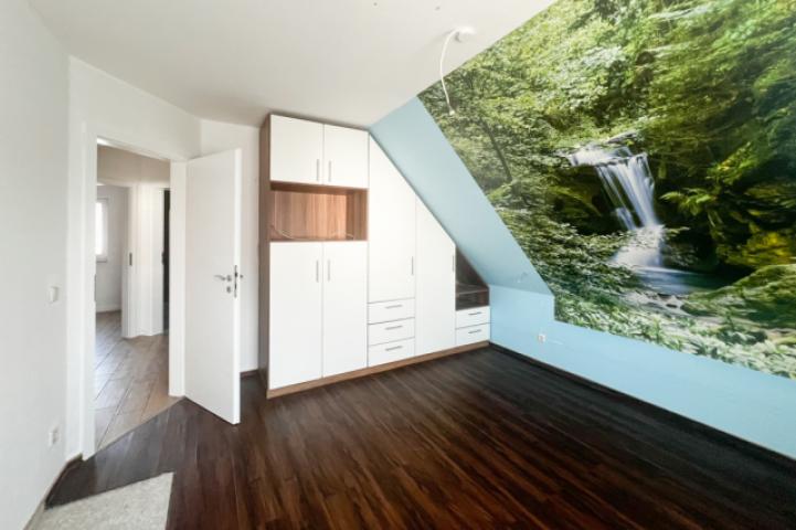 Wasserfallzimmer mit Einbauschrank
