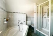 Eckbadewanne und Dusche