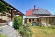 Überdachte Terrasse und Wohnhaus