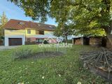 Hausansicht vom Garten im UG