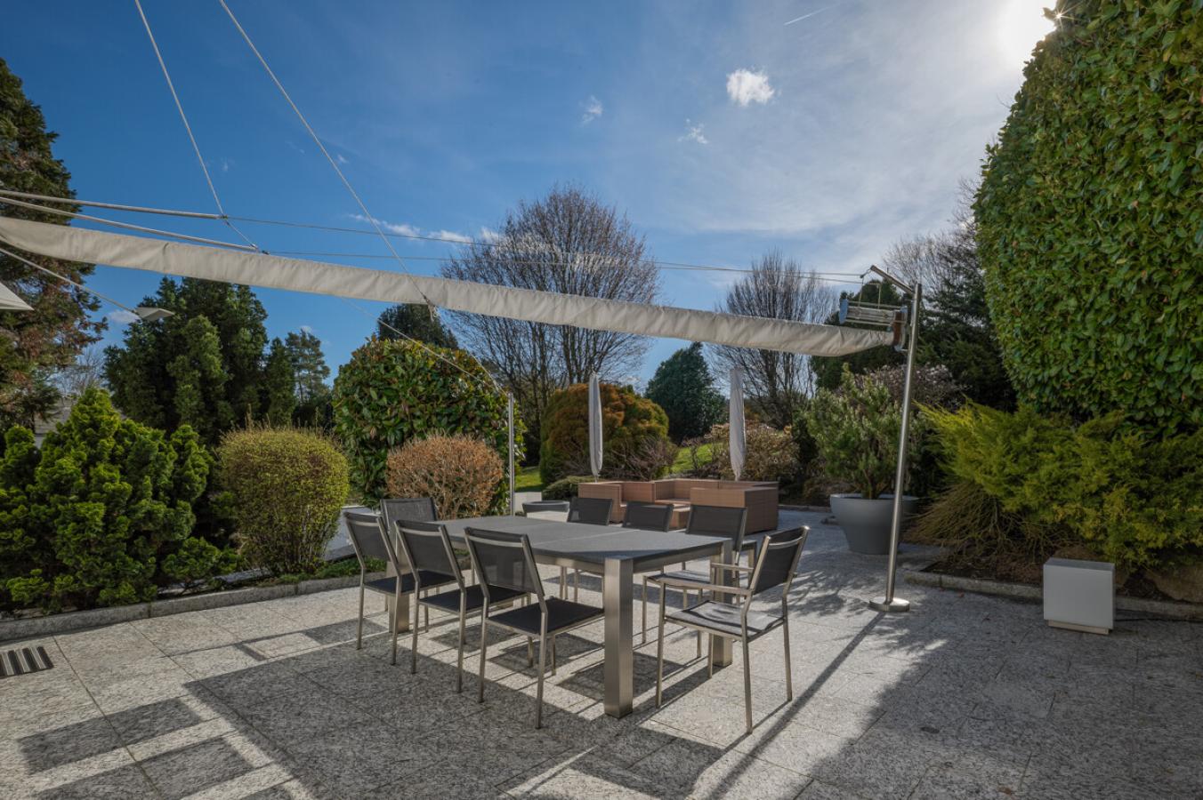 Süd-Terrasse mit Blick in den Garten