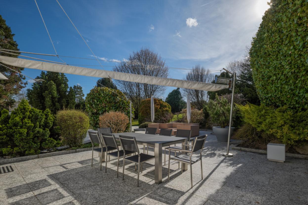 Süd-Terrasse mit Blick in den Garten